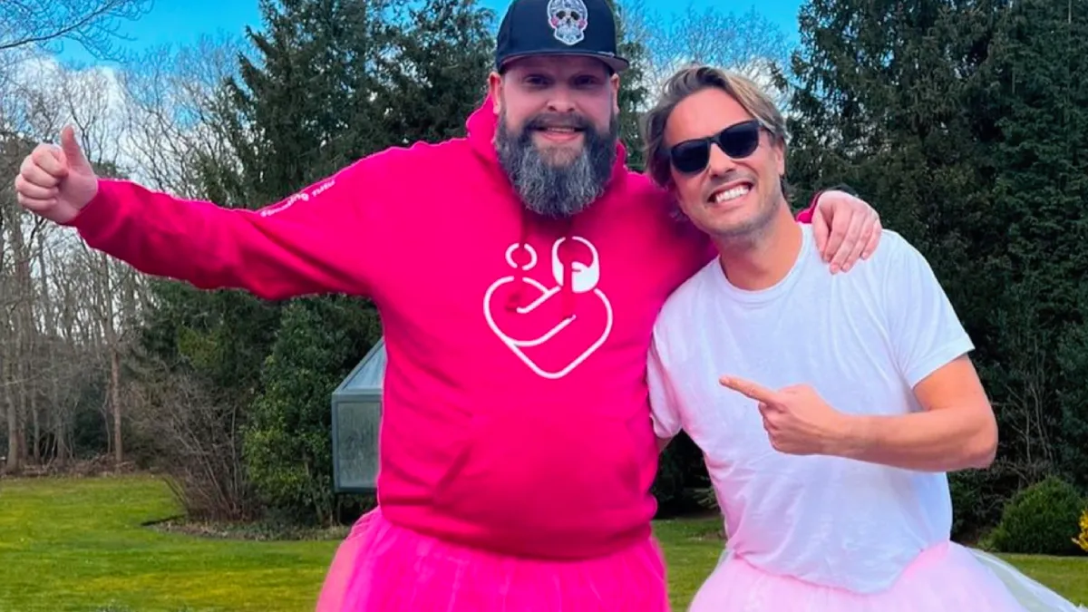 Bas Smit met wit gebit in TuTu naast Evert Muis voor heel goed doel