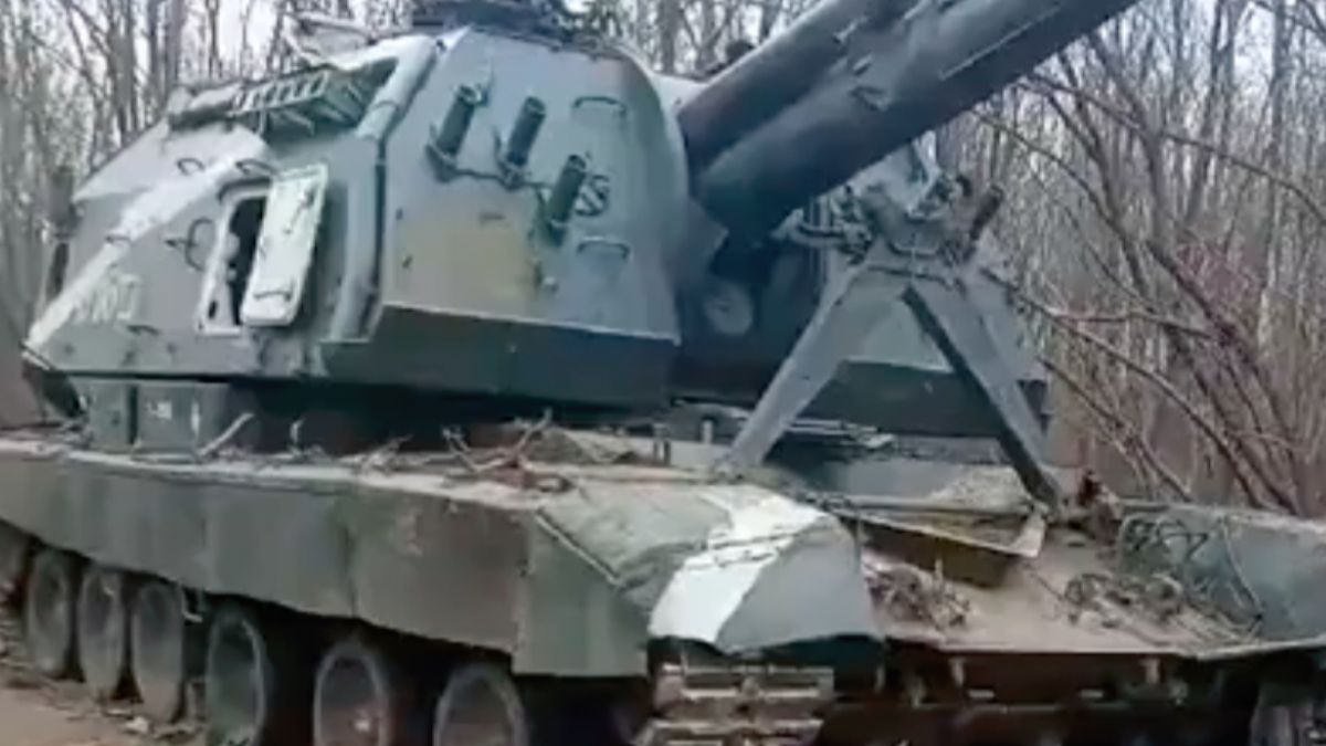 Russische 2S19 Msta howitzer vol bommen gevonden door Oekraïners
