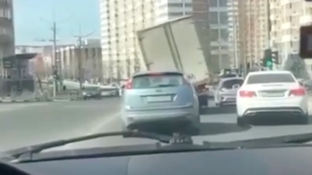 Russische chauffeur in Novorossiysk had last van een plat spiegeltje na stevige wind