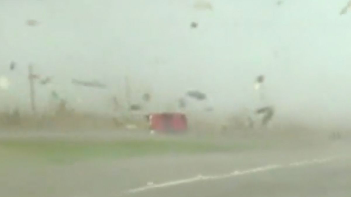Pick-up gegrepen door tornado in Texas, maar komt wonderbaarlijk goed weg