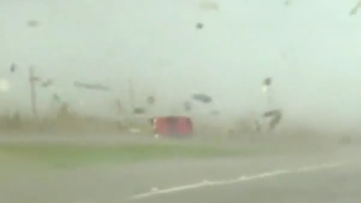 Pick-up gegrepen door tornado in Texas, maar komt wonderbaarlijk goed weg