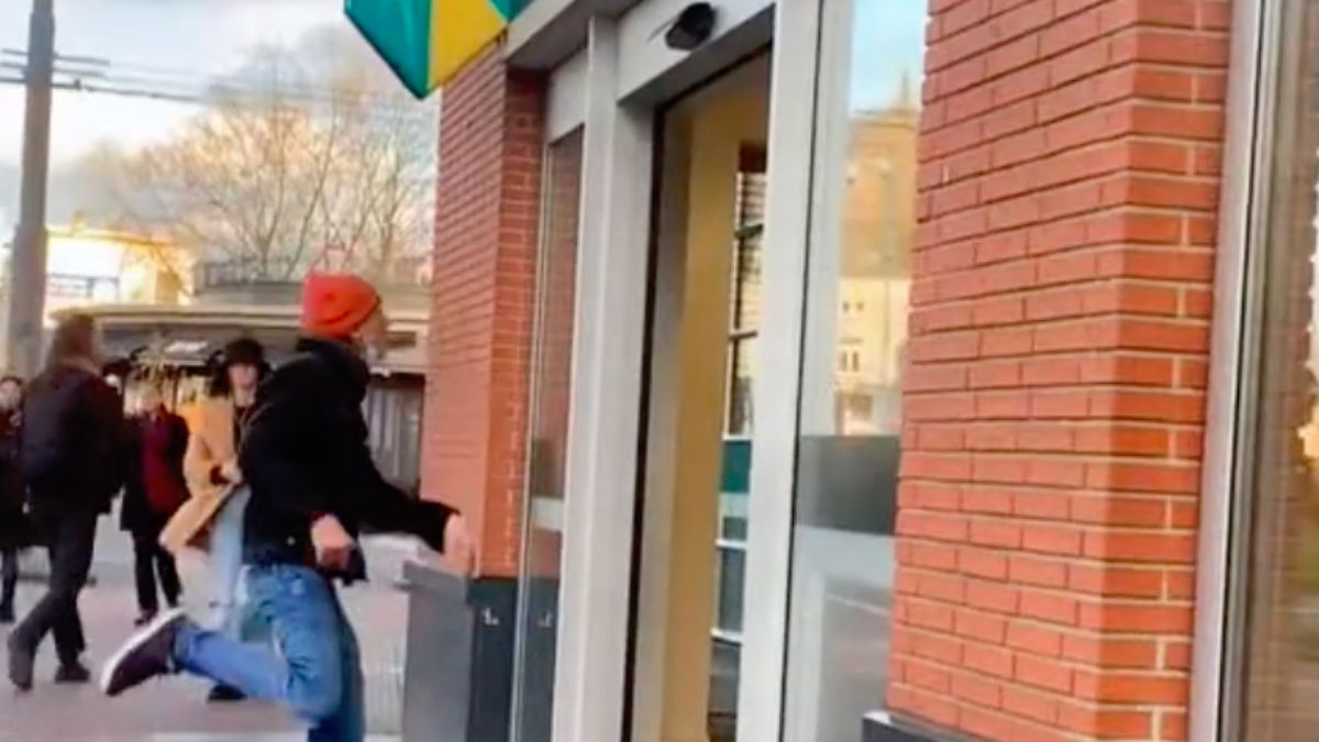 Mannetje is echt heel erg boos op een ABN AMRO filiaal in Arnhem