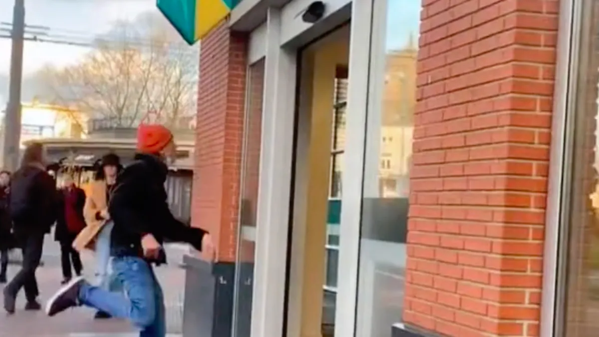 Mannetje is echt heel erg boos op een ABN AMRO filiaal in Arnhem