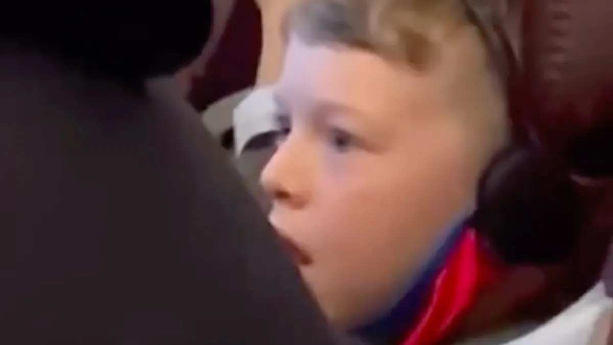 Er gaat een geheel nieuwe wereld open voor ventje door stiekem mee te kijken bij zijn buurman