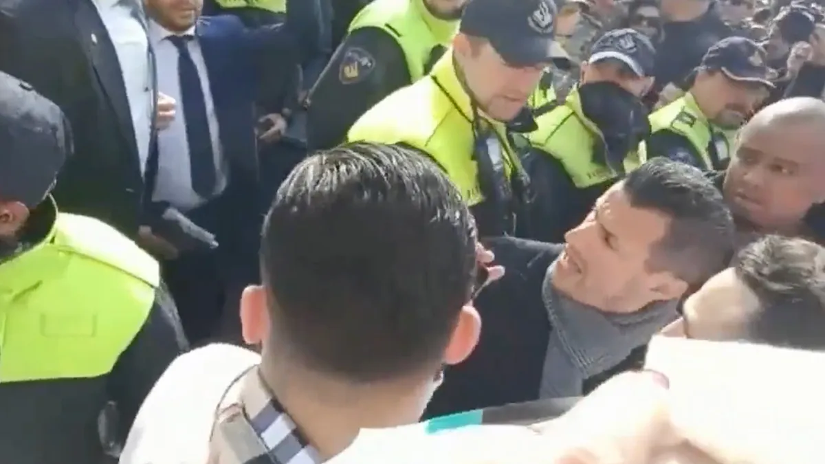 Farid Azarkan ruw opzij geduwd op Haagse Markt door beveiligers Geert Wilders