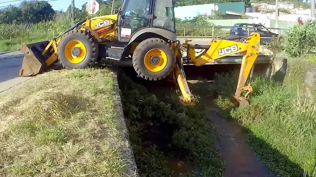 Kijken naar graaflaadmachine die water weer laat stromen is rustgevend