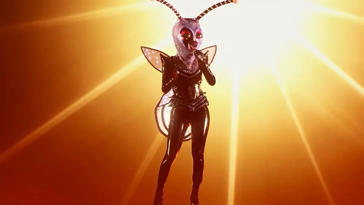 Masked Singer-deelnemer Firefly stikt opeens tijdens optreden op het podium