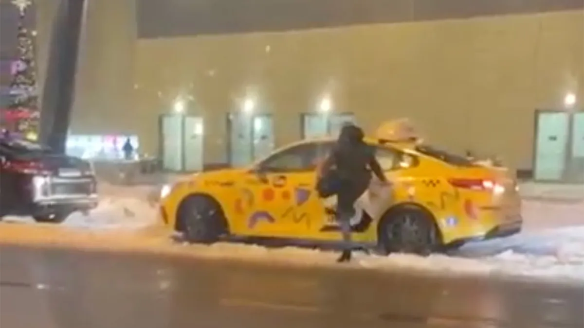 Nooit, maar dan ook nooit tegen de deur van een taxi trappen, deed Karen wel