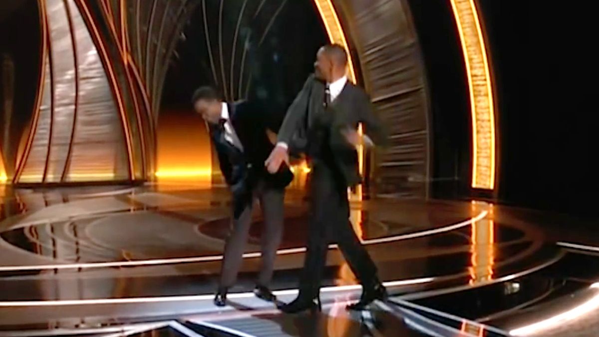 Ondertussen bij de Oscars: Will Smith slaat komiek Chris Rock na grap over zijn vrouw