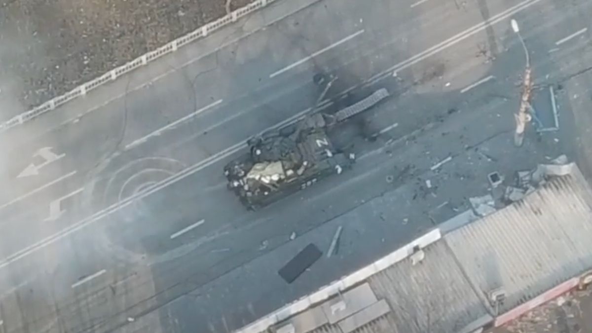 Tank in Marioepol onder vuur genomen, Russische soldaat moet op de vlucht
