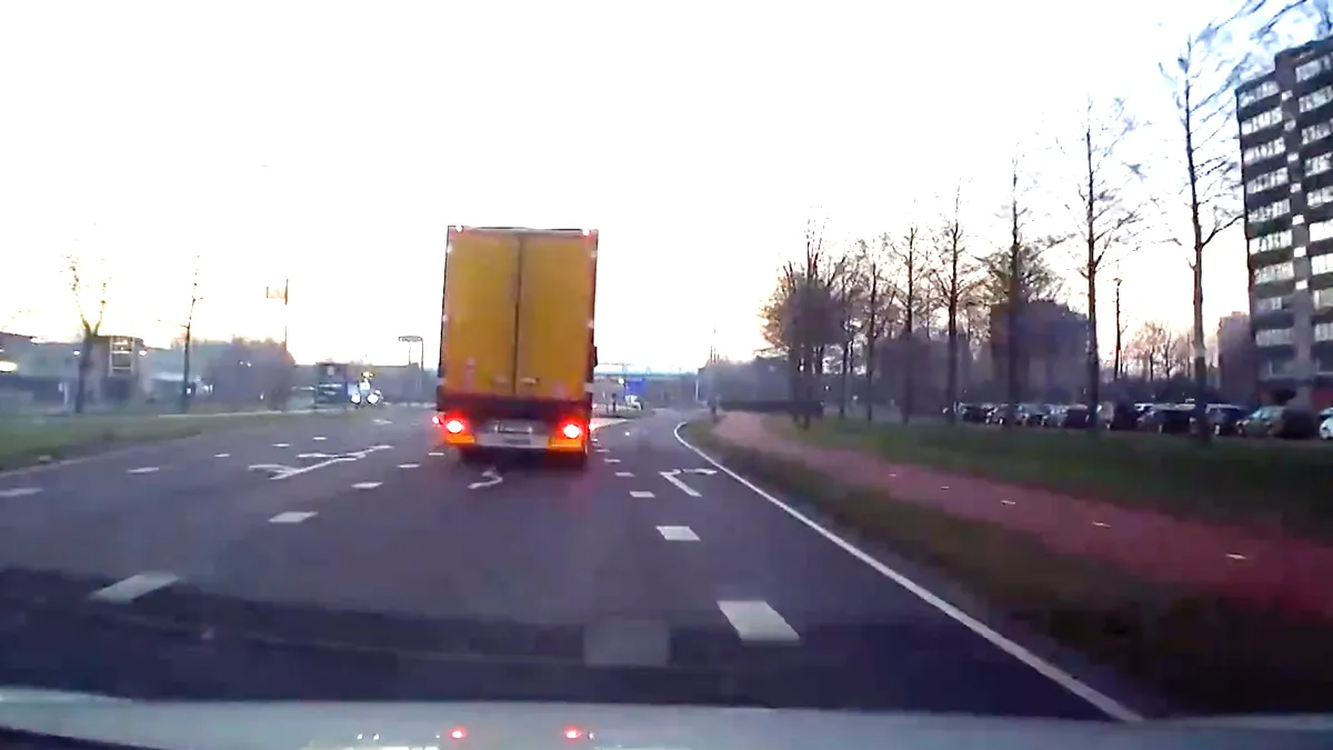 Vrachtwagen in Papendrecht wil naar rechts en daar is een auto bijna de dupe van