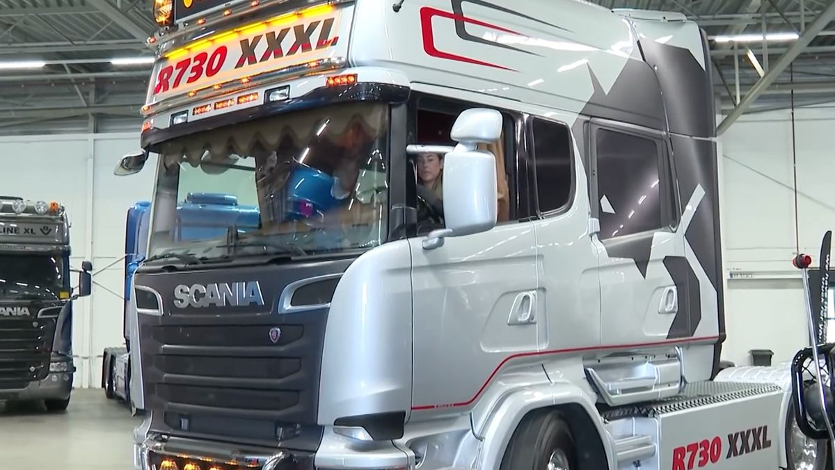 XXXl-truck is net een rijdende kamer uit een bordeel