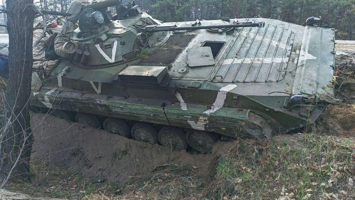 Oekraïense soldaten maken selfie bij verlaten Russische tank en worden beschoten door eigen leger