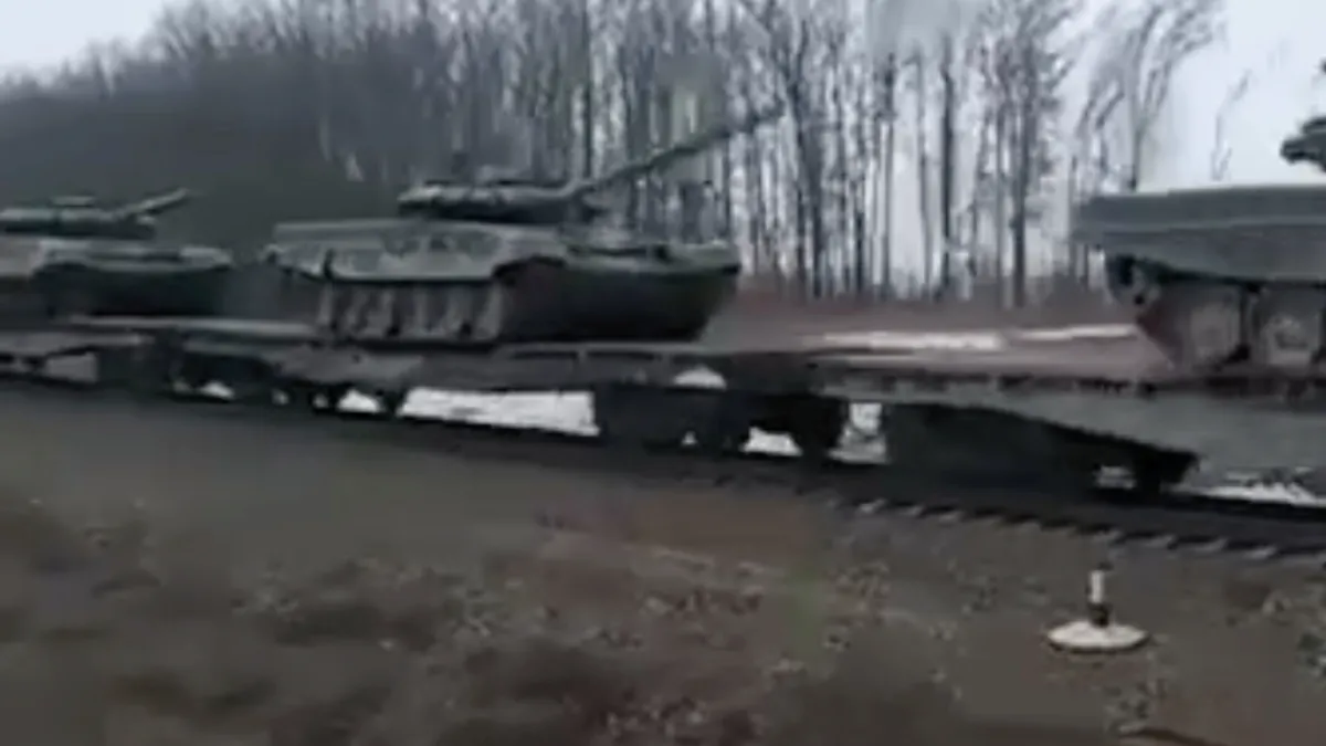 Tanks op reis met de trein van Kiev naar Donbas regio