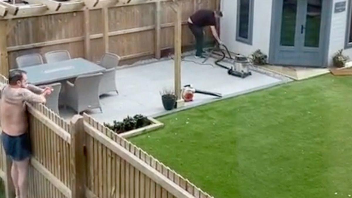 Buurman viert dat andere buurman zijn tuin helemaal netjes heeft