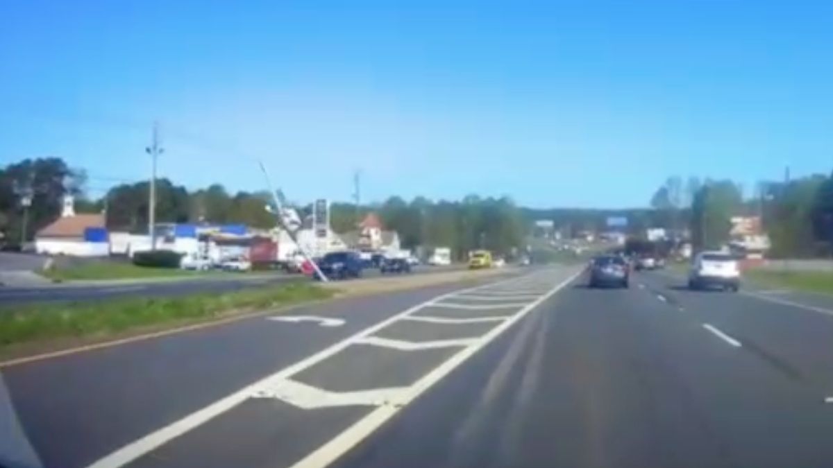 Piloot raakt elektriciteitspaal en crasht vervolgens op snelweg