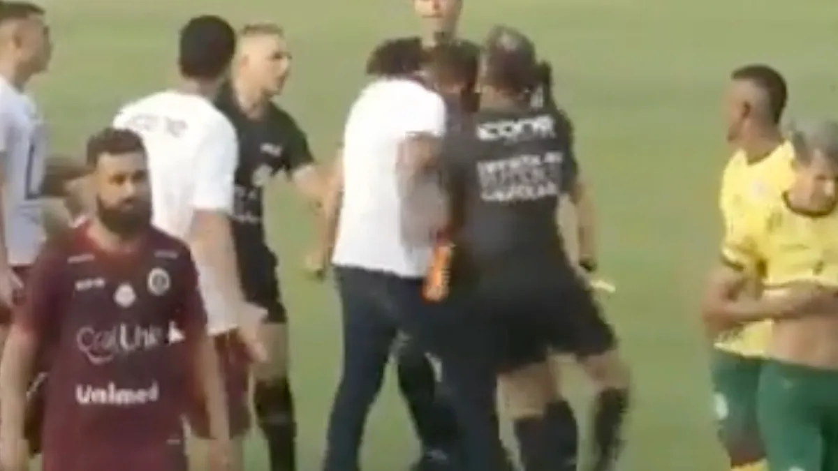 Trainer van Desportivo Ferroviaria geeft vrouwelijk grensrechter een kopstoot