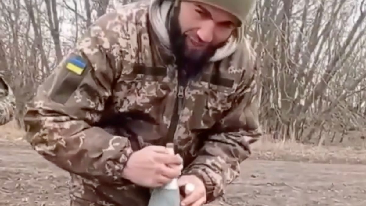 Oekraïense soldaat smeert alvast een flinke jongen in voor Ramzan Kadyrov