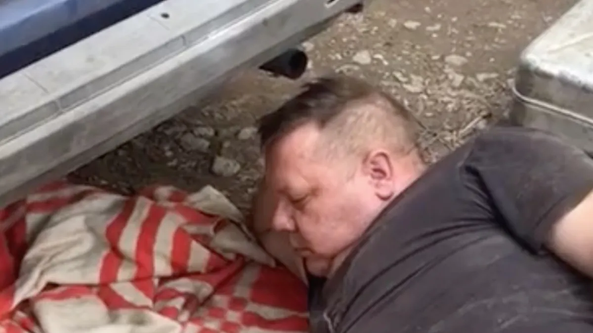 Monteur heeft het blijkbaar loodzwaar en pikt even zijn momentje