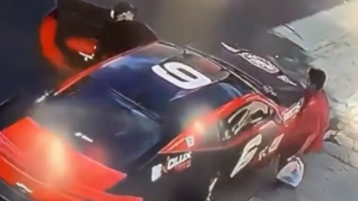 Auto van Mexicaanse MMA vechter bekladden is uitermate sterk af te raden