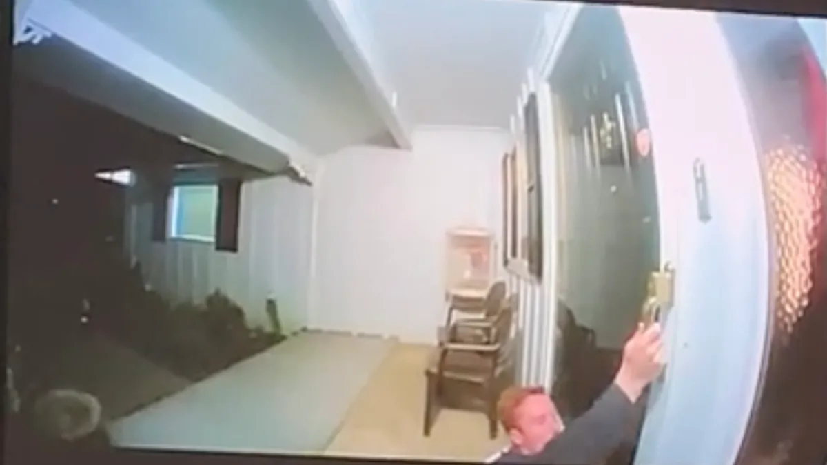 Zoon doet dappere poging om onopvallend het huis in te sluipen