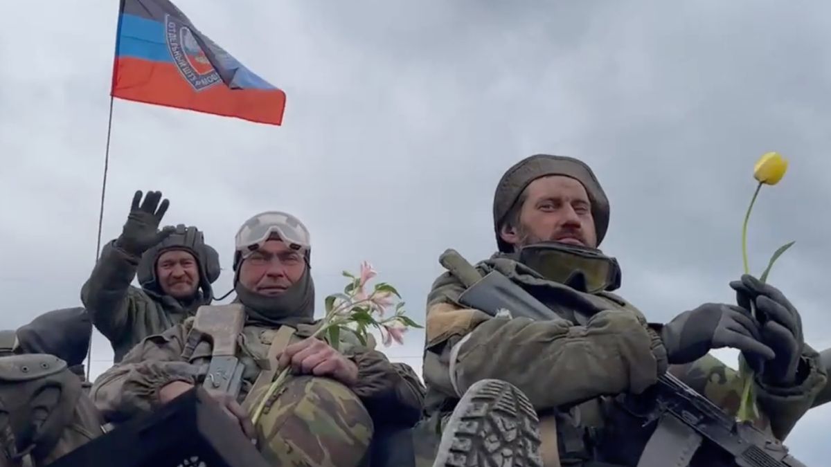Ontvangst Russische soldaten in Oekraïense Donetsk ziet er erg gemaakt uit