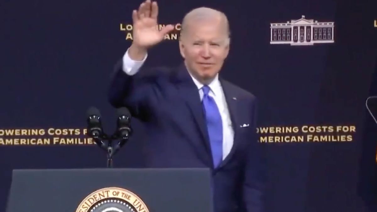 President Joe Biden is weer handen aan het schudden met niemand