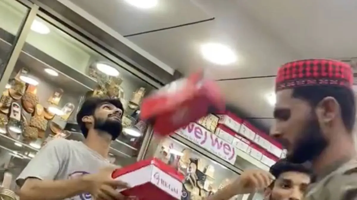 Schoenen passen en een show bij Pakistaanse schoenenzaak