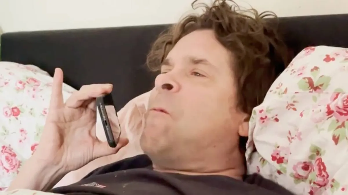 Hans Teeuwen moet je niet bellen over Ziggo