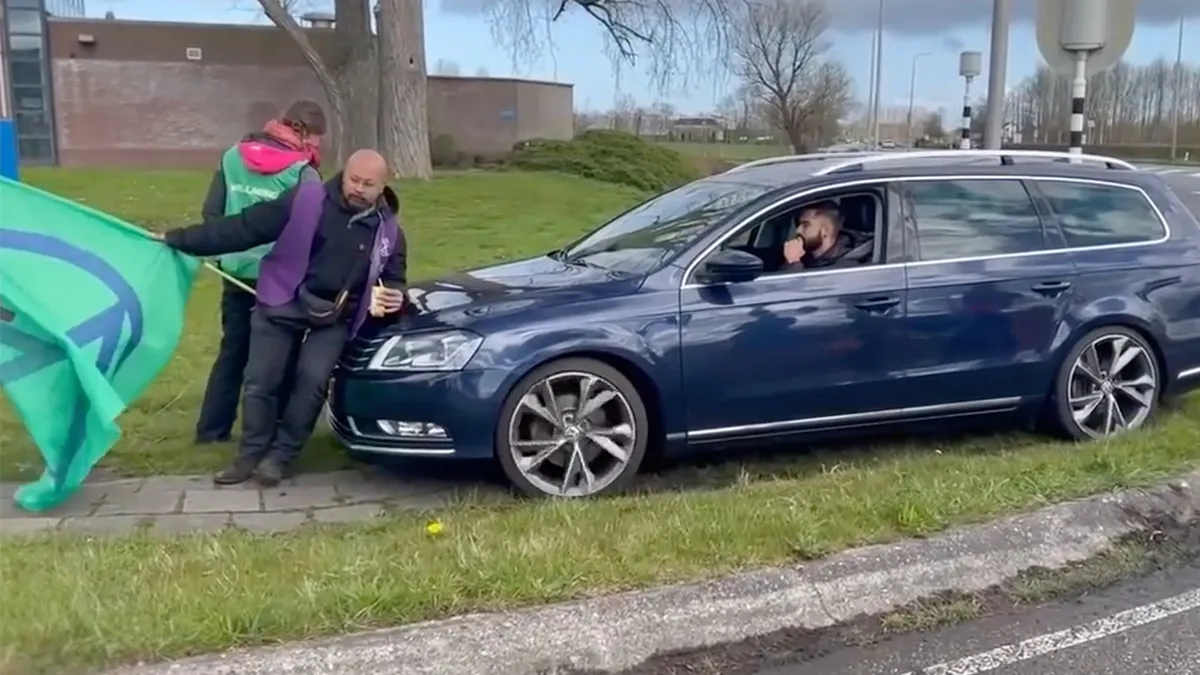 Automobilist rijdt dwars door blokkade van Extinction Rebellion bij vliegbasis Leeuwarden