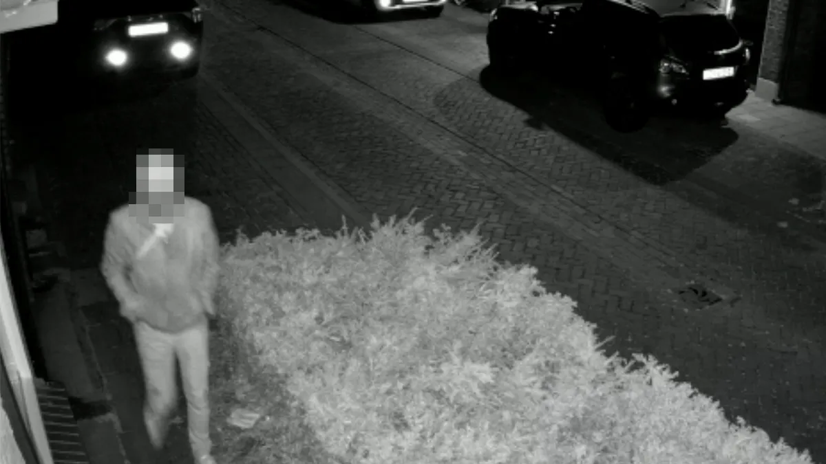 Bewakingscamera legt een hele grote puf met valse lucht vast