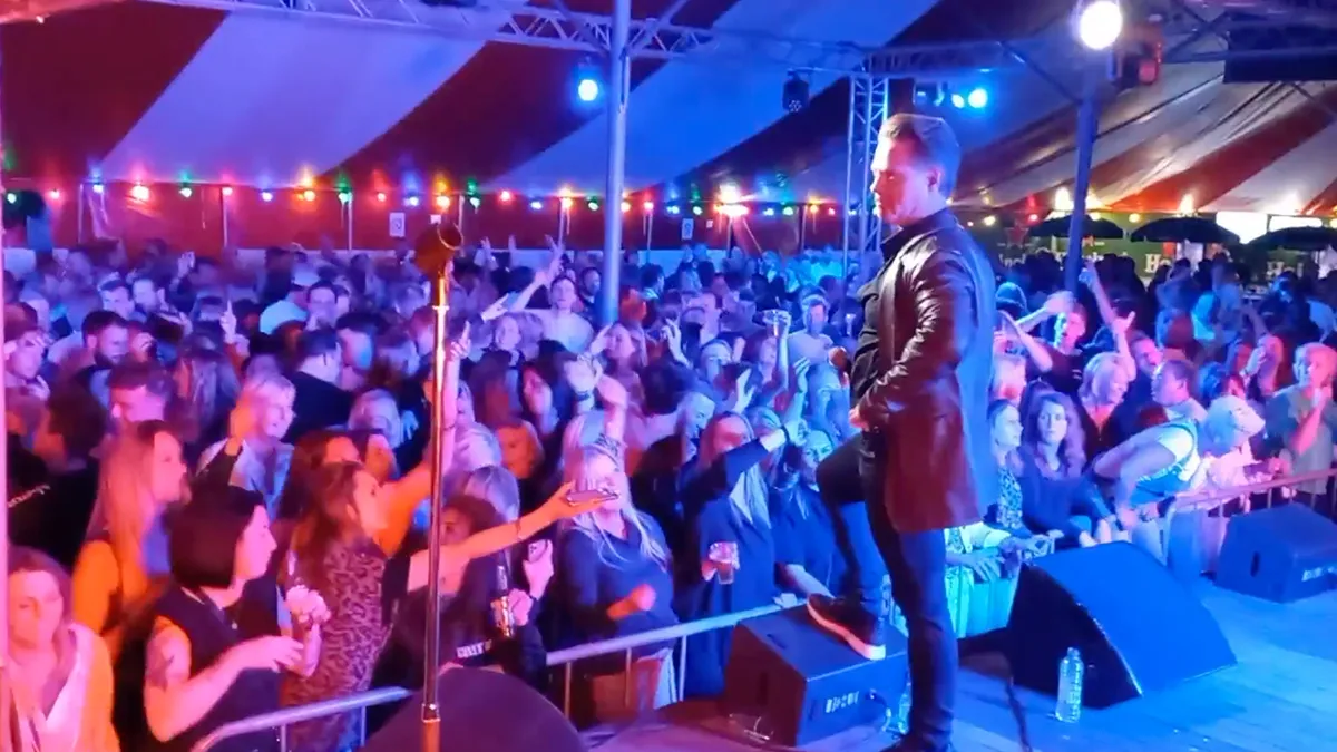 Danny de Munk spreekt tijdens optreden in Maassluis publiek toe over beschuldigingen