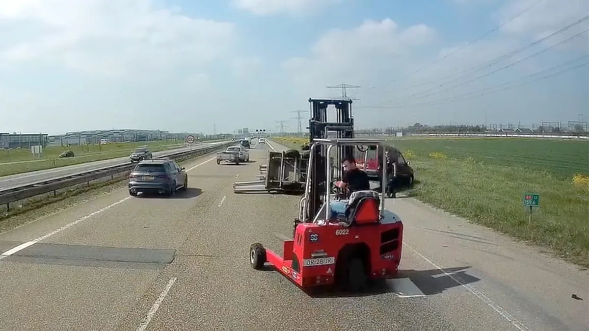 Danny is een 'heftruckheld', want hij zette een aanhanger weer recht op de A15