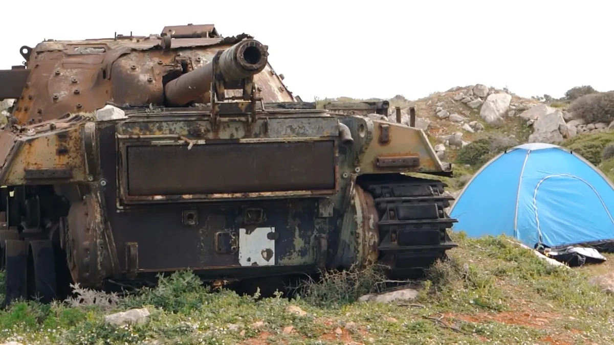 Een kijkje op een begraafplaats voor tanks op Cyprus