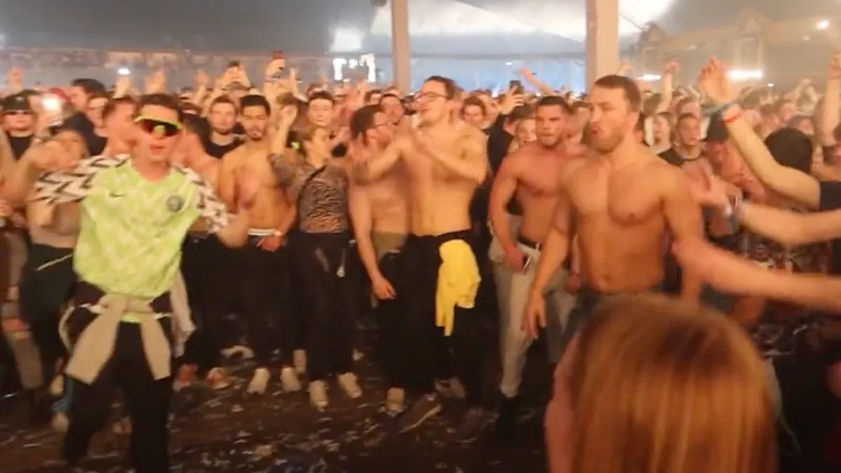 Heerlijke beelden van mensen die op REBiRTH Festival los gaan op Klaplong