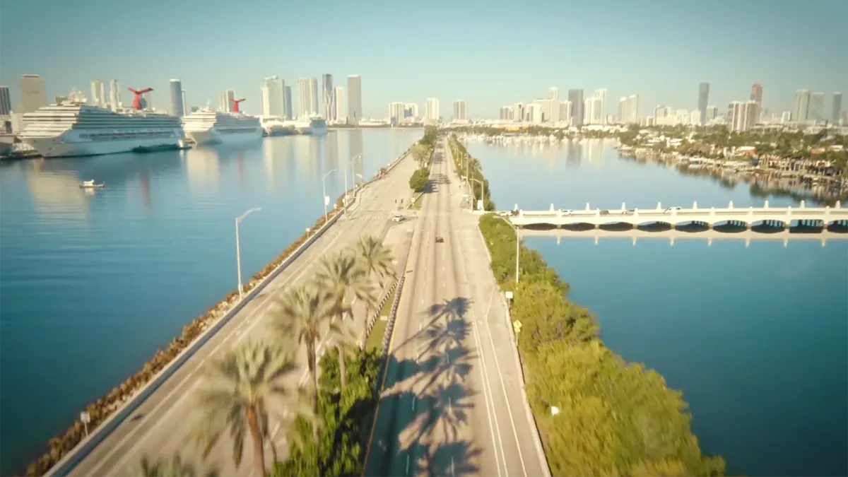 Hele brute beelden van Sergio Perez die in zijn Red Bull in Miami aan het racen is