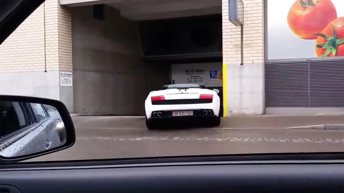 Inrijden parkeergarage gaat helemaal niet goed met peperdure auto