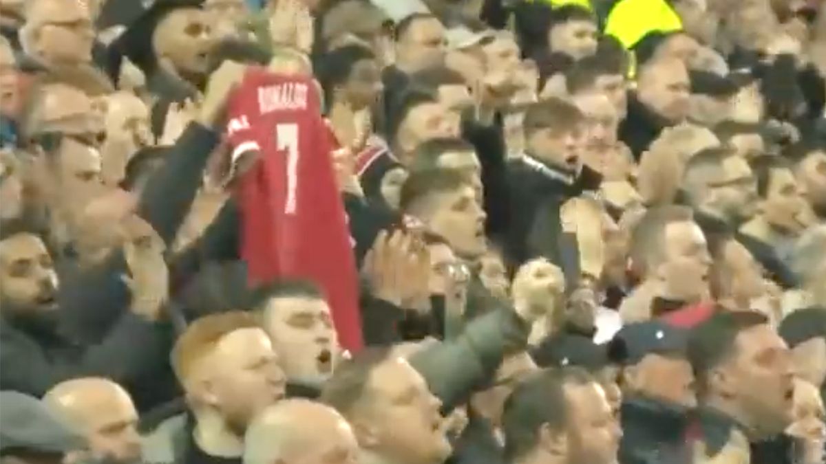 Kippenvel: Fans klappen massaal voor Cristiano Ronaldo in 7e minuut