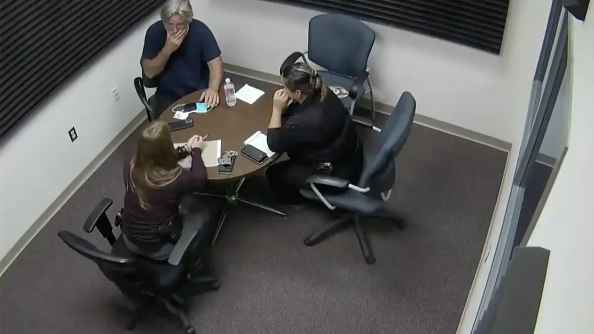 Politie deelt beelden reactie Alec Baldwin op dood cameravrouw Halyna Hutchins