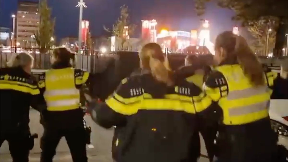 Politie gaat in Breda van links naar rechts op Koningsdag