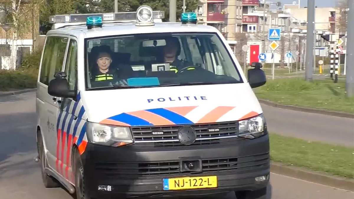 Politiewagen ramt auto tijdens spoedrit richting woningbrand in Schiedam