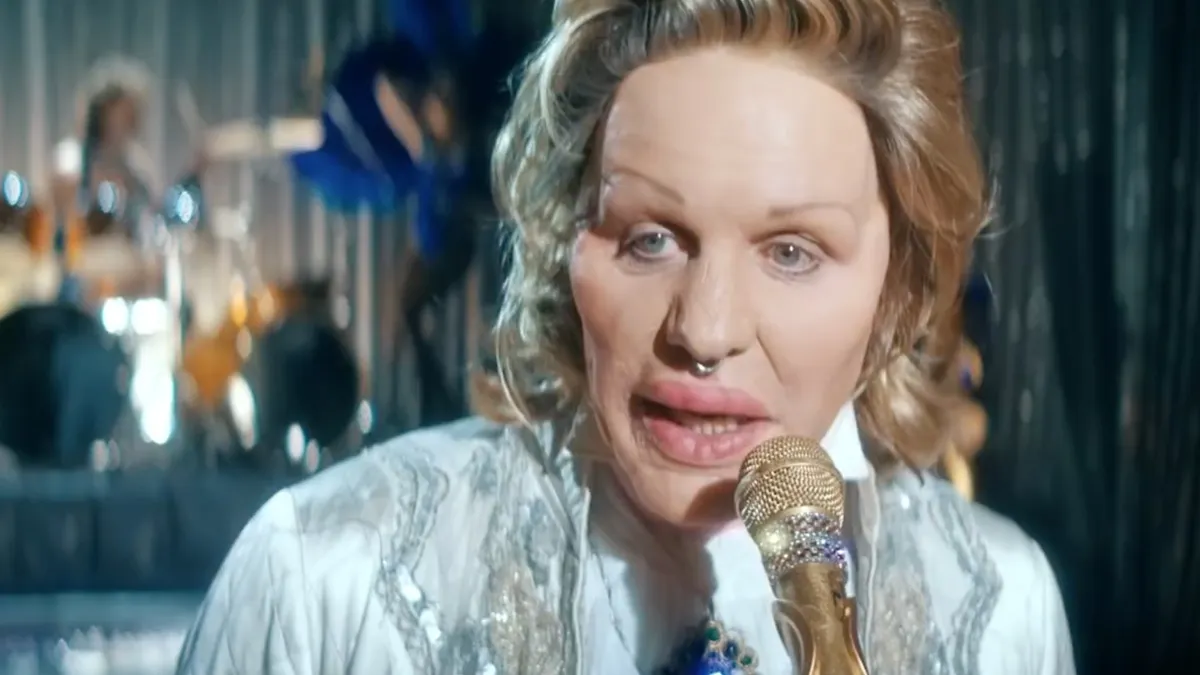 Rammstein heeft in 'Zick Zack' bizarre nieuwe look door gebruik van plastische chirurgie