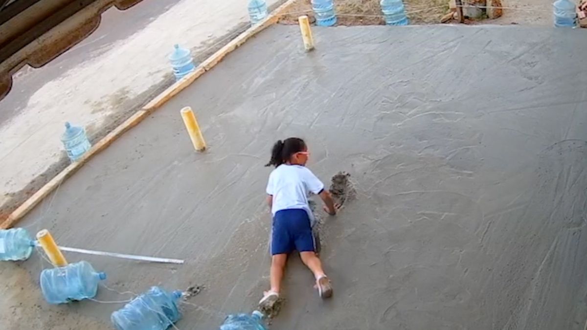 Stop maar, begin maar helemaal opnieuw: Meisje loopt over vers gelegd cement