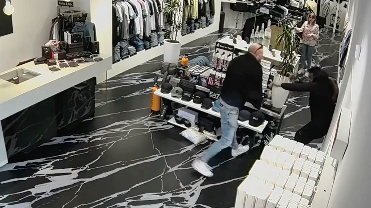 Winkeleigenaar uit Steenbergen betrapt steelmeneer voor derde keer, dus leert hem een les