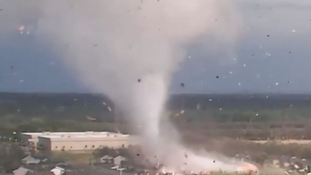 Drone legt beelden van flinke tornado in Kansas vast