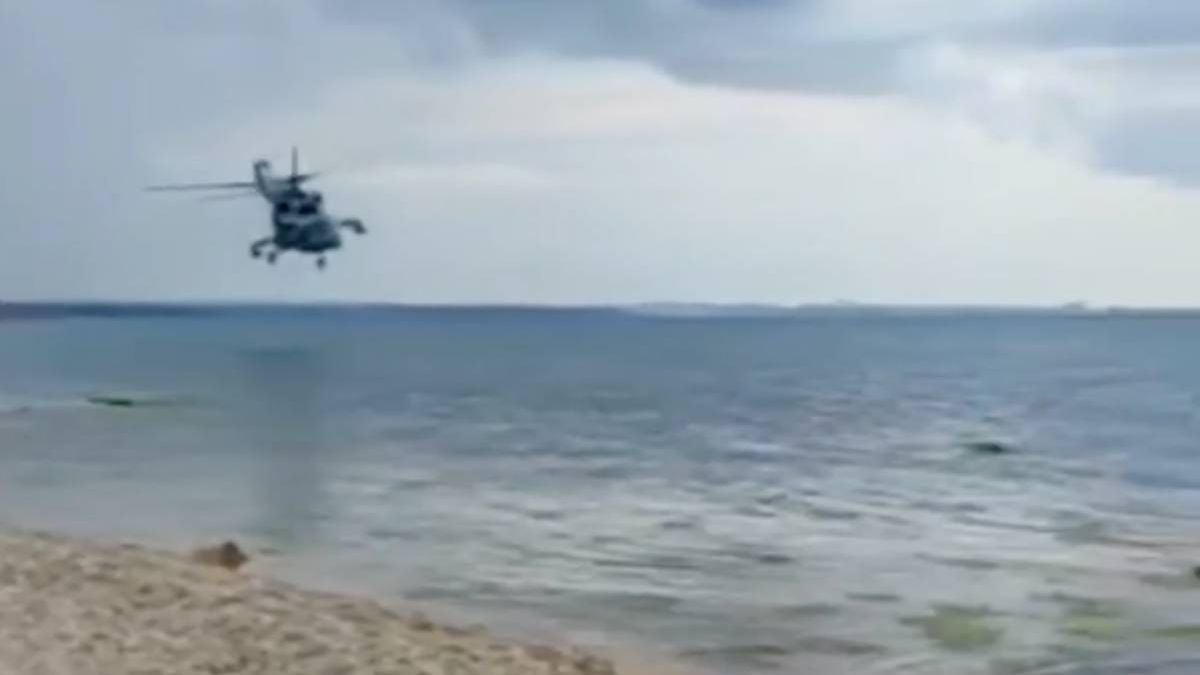 Idyllisch strand inclusief gevechtshelikopter spotten aan de Krim