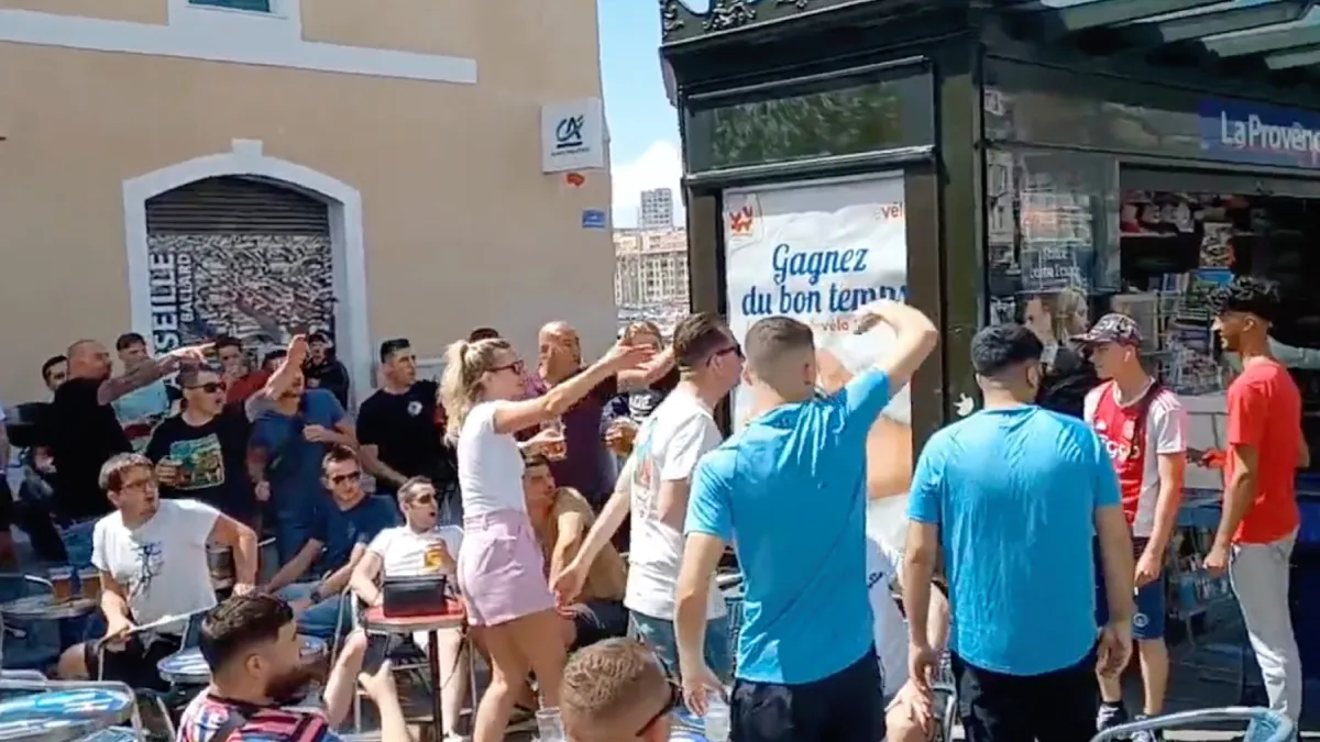 Feyenoord-aanhangers in Marseille gooien bier naar knaap in Ajax shirt
