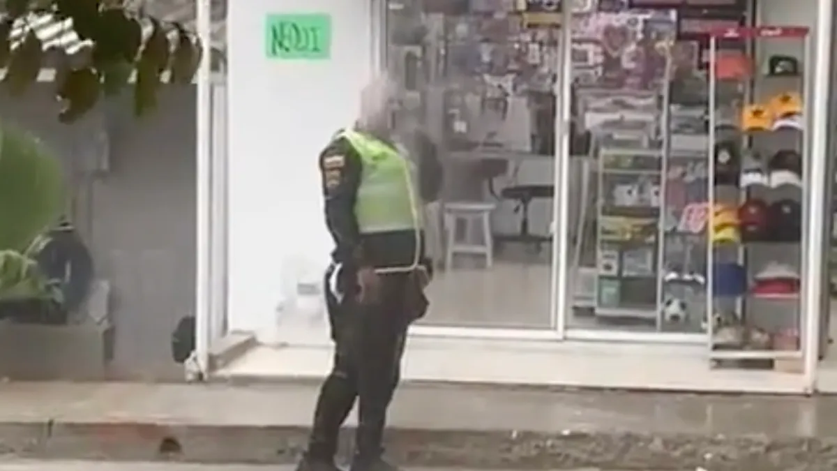 Agent in het Colombiaanse Santa Marta zoekt wat verkoeling