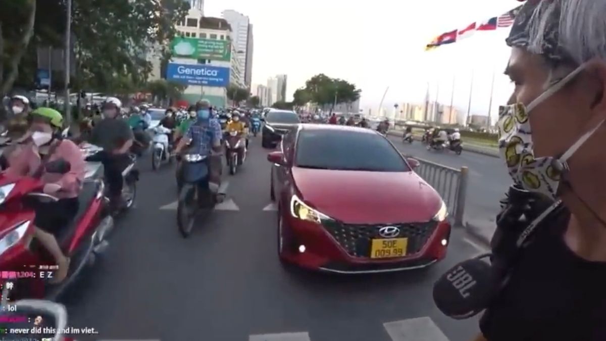 Streamer laat zien hoe spannend oversteken in Vietnam is