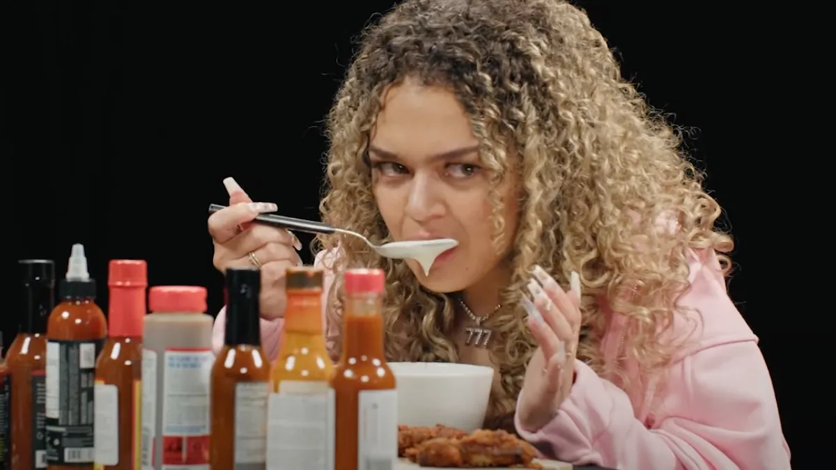 Yoghurt sleept zangeres Delany er doorheen tijdens Nederlandse versie van Hot Ones